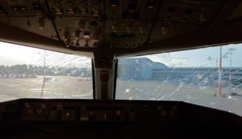 Cestujúci v lietadle zažili poriadnu drámu. Stroj zasiahlo silné krupobitie, rozbilo aj čelné sklo