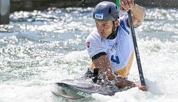Slovensko na medailu z MS stále čaká, v C1 mal k nej najbližšie Beňuš. Na trati sa objavila aj naša legenda