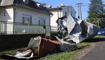 Lekárovcami sa prehnala veterná smršť, vláda chce nájsť spôsob, ako obci pomôže