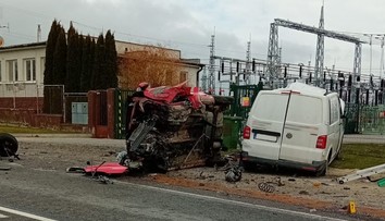 FOTO: Príšerná ranná nehoda na Myjave. Vodič (†84) po náraze do zaparkovaného auta uviazol v horiacom vraku