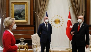 VIDEO: Trapas alebo urážka? Predsedníčke EK zamrzol pri návšteve Turecka úsmev na tvári