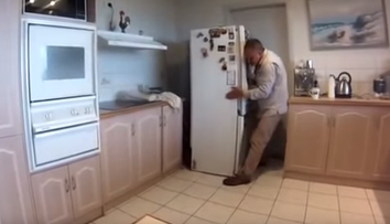 Pod chladničkou našla niečo desivé. Toto by nechcel zažiť nikto