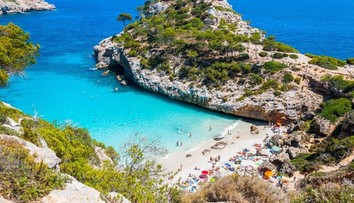 Malorku ničí nápor turistov. Obľúbená zátoka sa zmenila na smetisko