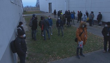 Rušné ráno pre neočkovaných: Ľudia stáli v rade pred vchodom do práce aj hodinu