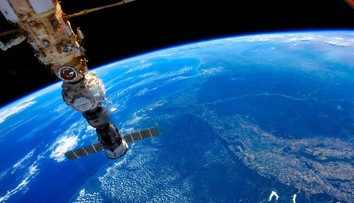 Uviaznutí astronauti sú zachránení. K ISS sa pripojila vesmírna loď, ktorá ich dopraví na Zem