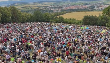 Bosí, v daždi aj s osobnými prosbami. Mariánsku horu zaplnili desaťtisíce veriacich