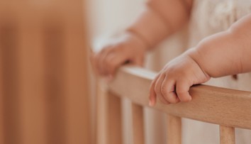 Rodinná tragédia v Poľsku: Batoľa vliezlo pod posteľ, prišlo o život