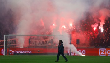 VIDEO: Slávny holandský klub odsúdil správanie svojich fanúšikov. Duel Ajaxu predčasne skončil