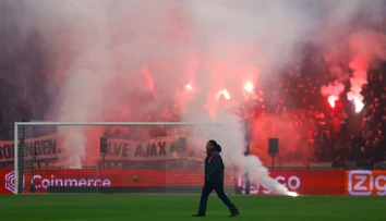 VIDEO: Slávny holandský klub odsúdil správanie svojich fanúšikov. Duel Ajaxu predčasne skončil