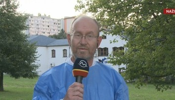 Odporcovia očkovania vystrájali pred bytom známeho infektológa. Za vyhrážky majú na krku obvinenie