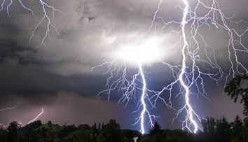Na Slovensku sa dnes môžu vytvoriť supercely. Meteorológ ukázal, kde je riziko najväčšie (MAPA)