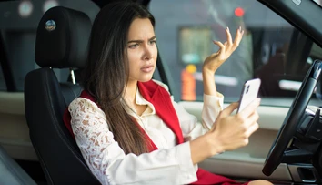 Vodiči by mali zbystriť pozornosť: Pokuty za používanie mobilov za volantom sa zdvojnásobia