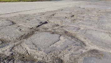 Hanba pred svetom: Po príjazde na Slovensko z Maďarska vodiči zúria. Autá končia úplne zdemolované