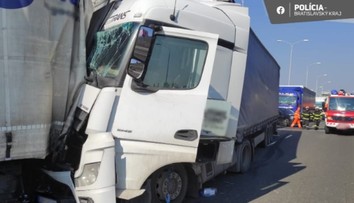 Policajti odkláňajú premávku na D2 v smere do Bratislavy. Zrazili sa tam kamióny