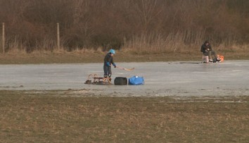 Deti sa tešia prírodným klziskám, poľnohospodári majú hlavy v smútku. Mráz im narobil poriadne škody