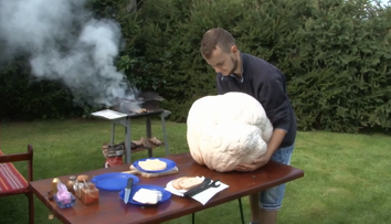 Adam našiel v lese obrovského vatovca