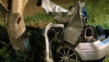 FOTO: Po náraze do stromu auto roztrhalo na dve časti. O život prišla mladá spolujazdkyňa (†23)
