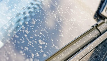 Na Slovensko sa valí pieskové peklo. Obloha stmavne a padať bude špinavý dážď