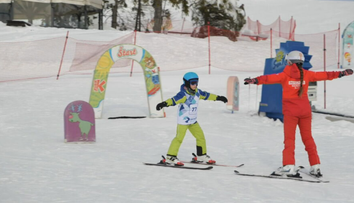 Zimné brigády sú späť. Na jednej pozícii dávajú až 21 eur na hodinu