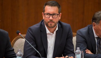 Obvinenému expodpredsedovi ÚVO A. Holákovi prokurátor zrušil obvinenie