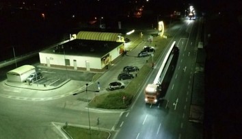 Náročný prevoz nadrozmerného nákladu. Do rozostavanej fabriky vo Valalikoch prevážali betónové väzníky