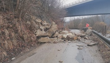 Rozhodovali sekundy: Pri Dolnom Kubíne sa na cestu zrútilo obrovské skalné bralo