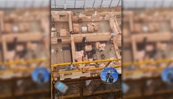 VIDEO: Takúto bitku ste ešte nevideli. Dve skupiny robotníkov po sebe začali hádzať tehly