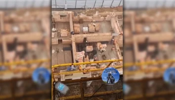 VIDEO: Takúto bitku ste ešte nevideli. Dve skupiny robotníkov po sebe začali hádzať tehly