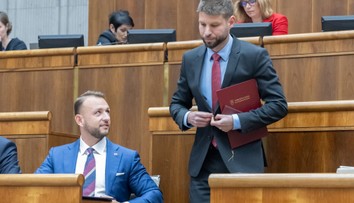 Plán zrušiť výsluhové dôchodky alebo zostrihaný hoax? Šutaj Eštok a Šimečka sa do seba pustili pre rozhovor v rádiu