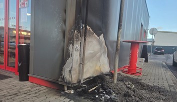 FOTO: Nepochopiteľné konanie opitého muža v Novákoch, podpálil čerpaciu stanicu