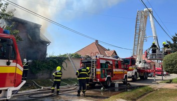 V Šoporni horí rodinný dom, na mieste zasahuje 30 hasičov