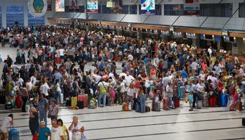 Enormné množstvá cestujúcich a meškajúce lety. Európske letiská očakávajú počas leta preťaženie