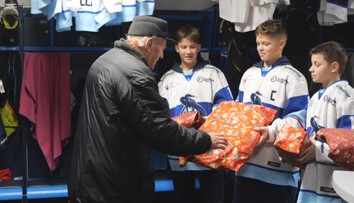 Vianoční pomocníci opäť rozdávajú dobro. Aj mladí popradskí hokejisti obdarovali miestnych seniorov