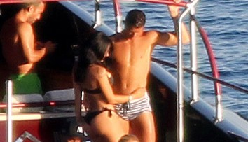 Okolo Ronalda sa motá nová kráska. Je to poriadna sexica