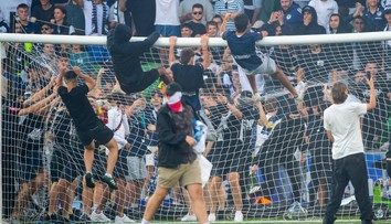 VIDEO: Chuligáni vtrhli počas veľkého derby na ihrisko, hádzali svetlice a brankára napadli kovovým vedrom