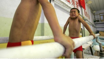 Mučenie alebo škola? Drsné zábery príprav detských gymnastov v Číne