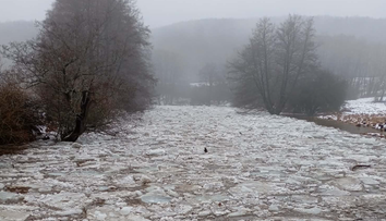 Ľadová bariéra ohrozuje Slatinu. Teplé počasie môže spustiť nebezpečný ľadochod