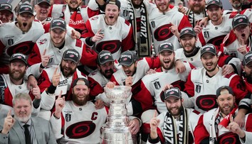 Stanley Cup druhýkrát v histórii putuje do Caroliny. Hrdinom duelu sa stal brankár Bussi
