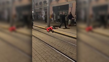 Polícia začala trestné stíhanie pre kopanec do hlavy na Obchodnej ulici v Bratislave