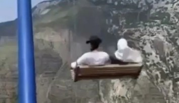 Chvíle hrôzy pre dvojicu žien. Počas hojdania sa spadli z najhlbšieho útesu Európy