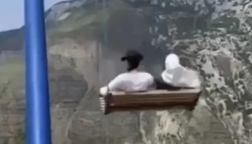 Chvíle hrôzy pre dvojicu žien. Počas hojdania sa spadli z najhlbšieho útesu Európy