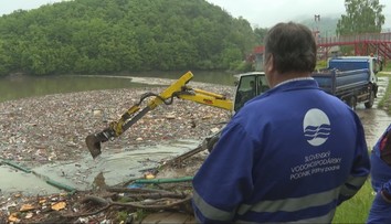 Plasty, fľaše, no aj staré spotrebiče. Dobrovoľníci čistili brehy vodnej nádrže Ružín
