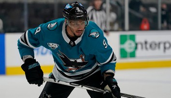 Škandál v NHL: Krídelník "žralokov" mal falošnú vakcinačnú kartu