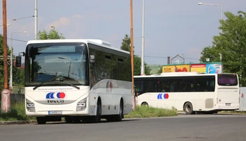 Od roku 2026 budú mnohí seniori cestovať zadarmo len s kartou. Kto si ju nevybaví, zaplatí