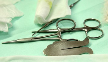 Dojčaťu spravili doma obriezku. Na následky zranenia zomrelo