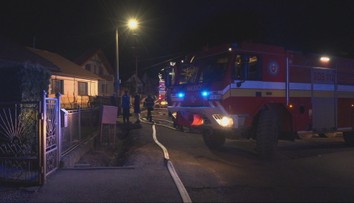 Obrovský nočný požiar pri Brezne. Plamene zasiahli 10 stavieb, škody odhadli na 400-tisíc eur