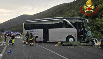 FOTO: Tragická nehoda v Taliansku. Autobus sa čelne zrazil s karavanom, hlásia mŕtvych aj desiatky zranených