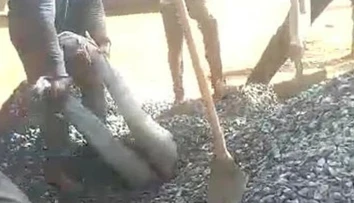 VIDEO: Chvíle hrôzy na stavenisku. Muža na tri minúty zaživa pochoval vysypaný štrk