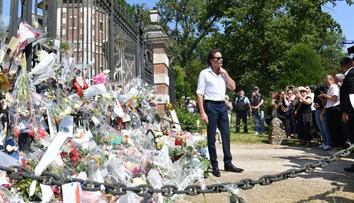 FOTOGALÉRIA: Pohreb Alaina Delona sprevádzali prísne opatrenia. Smútiaci museli odovzdať telefóny