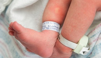 Prvým bábätkom v Trenčíne je dievčatko. Pri pôrode asistovala aj prababka